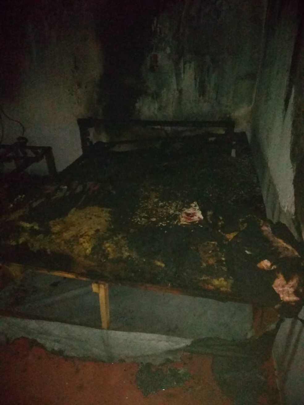 Criança de 2 anos se salva de incêndio após se esconder em geladeira; mãe é presa