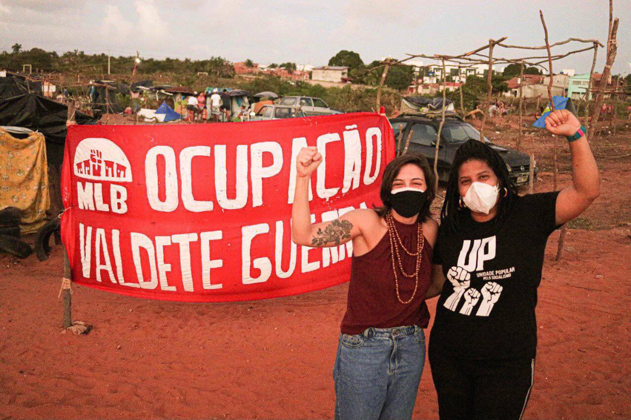 Deputada do PT participa de ato para apoiar ocupação de terreno onde prefeitura construiria escola, CMEI e UBS