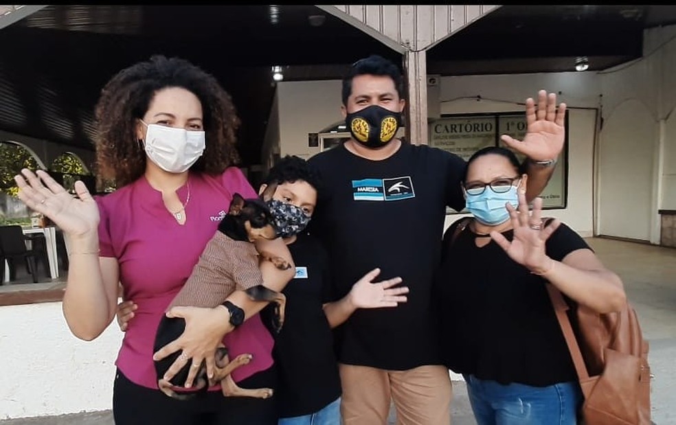 Cãozinho da raça pinscher ganha sobrenome dos donos em cartório no Brasil