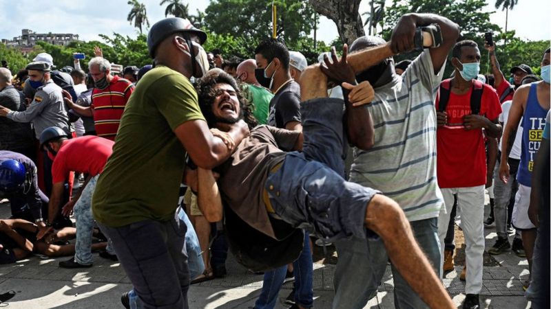 VÍDEO: Cubanos saem às ruas sob gritos de “abaixo a ditadura”