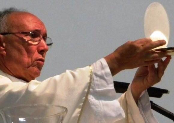 Monsenhor Lucas recebe alta após desmaiar durante missa em Natal; entenda o que aconteceu