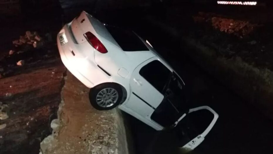FOTO: Carro cai em vala aberta na zona leste de Natal