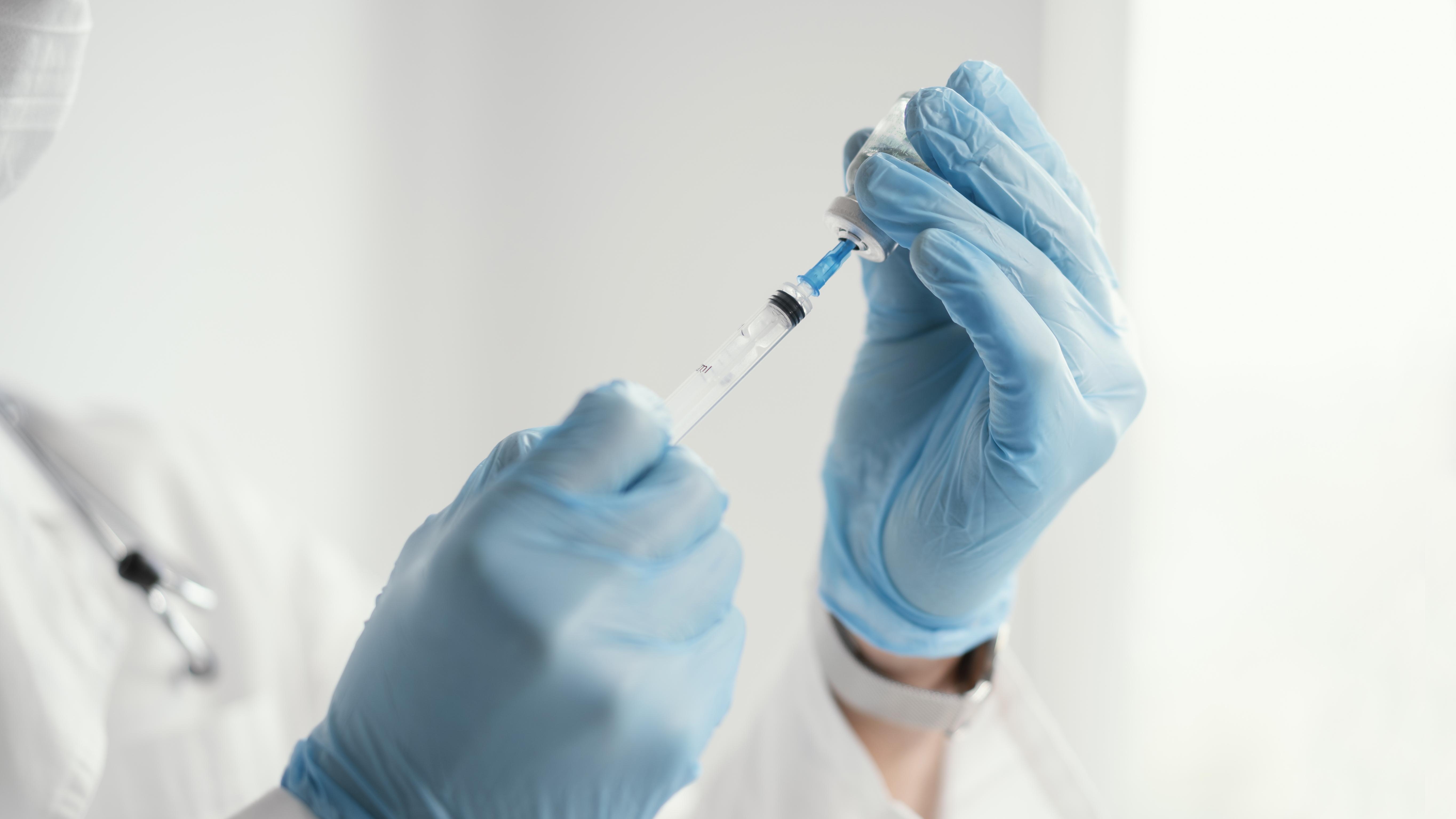 Tomou vacina da Astrazeneca e teve reação? Veja quais sintomas são comuns