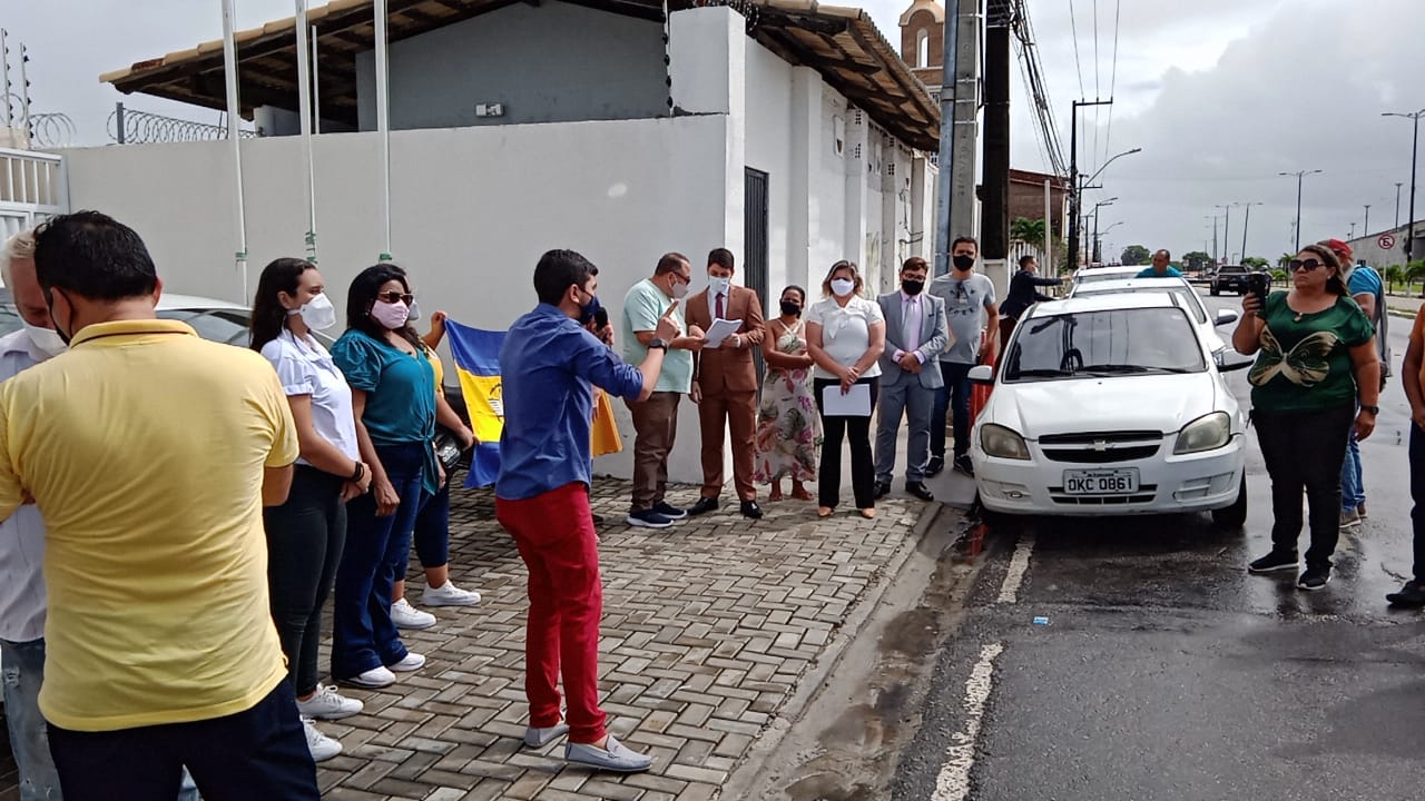Parnamirinenses fazem protesto em frente à Câmara contra empréstimo de R$ 100 milhões