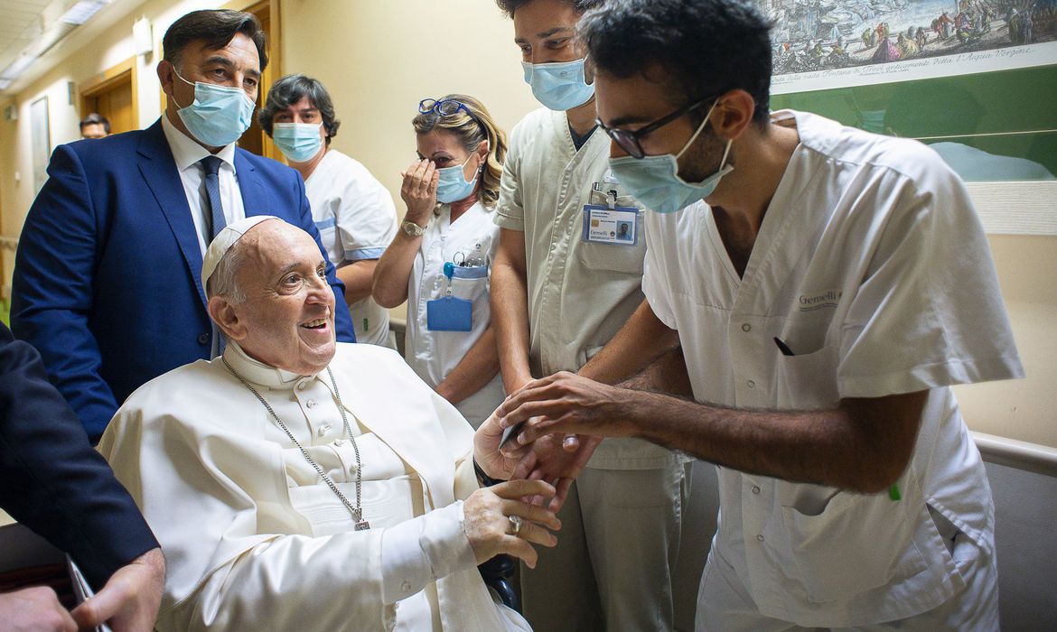 Vaticano faz novo comunicado sobre saúde do Papa Francisco após cirurgia