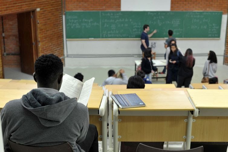 Sindicato dos Professores vai à Justiça contra volta das aulas presenciais no RN