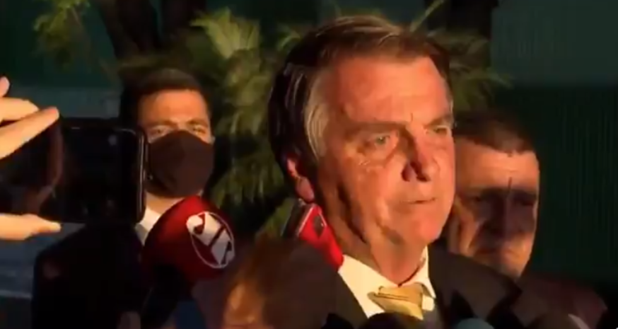 VÍDEO: Bolsonaro se irrita com pergunta e reza "Pai Nosso" no meio da entrevista