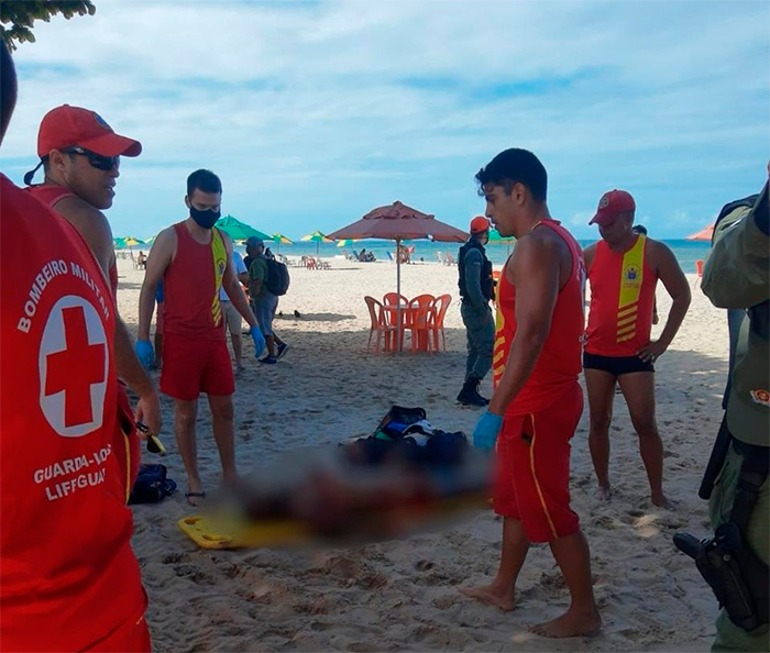 Homem entra no mar para tirar areia do corpo e é morto por tubarão em PE