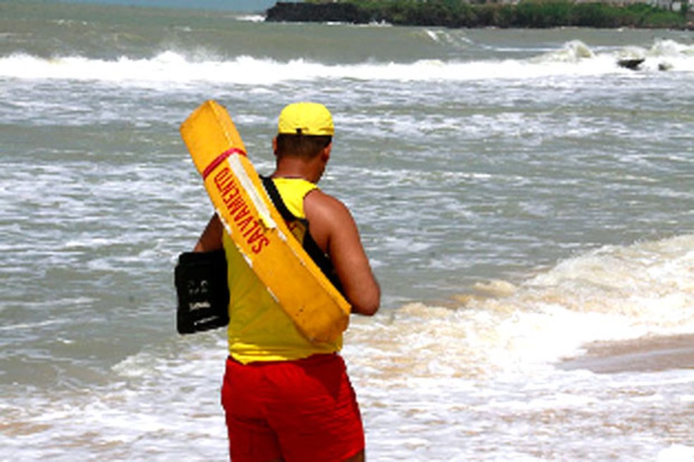 Adolescente some no mar enquanto surfava em praia de Natal; bombeiros fazem buscas