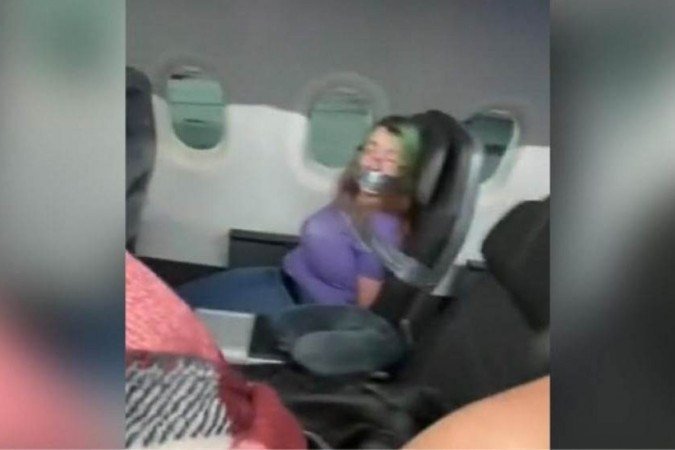 Mulher é amarrada após morder comissário e tentar abrir porta de avião