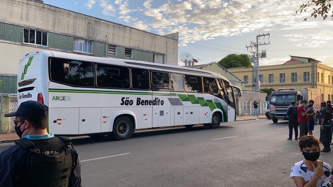 VÍDEO: PM é assassinado após ser reconhecido durante assalto a ônibus