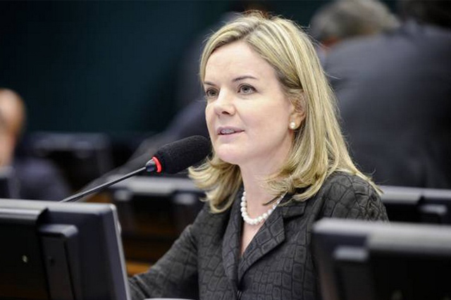 Gleisi Hoffmann sugere que torcidas organizadas recebam parte da renda de TV dos clubes