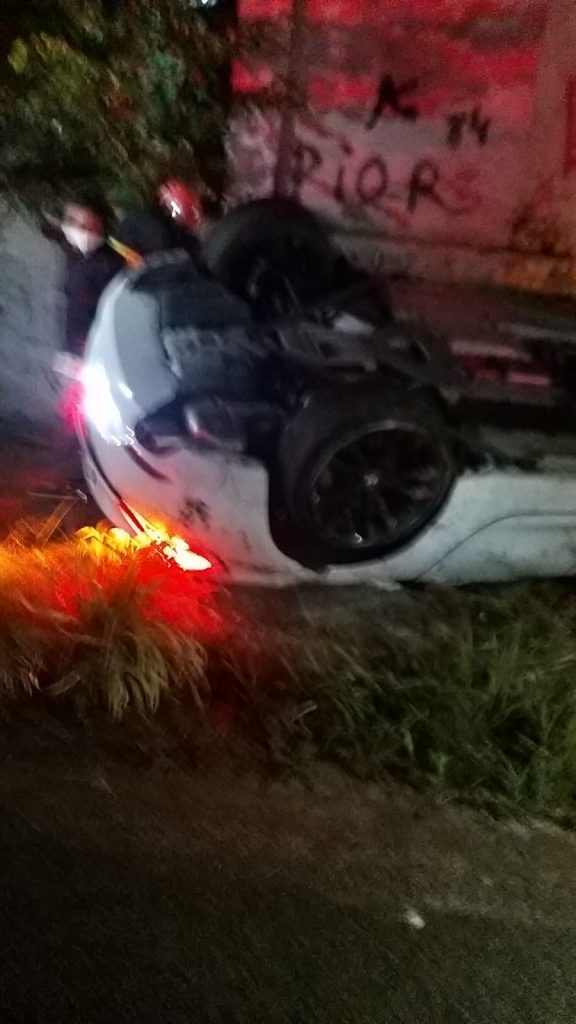 [FOTO E VÍDEO] Acidente na Rota do Sol termina com carro capotado e vítima fatal