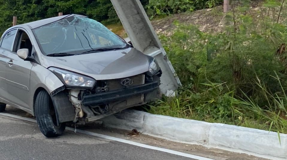 FOTOS: Motorista perde controle e carro bate em poste na Via Costeira