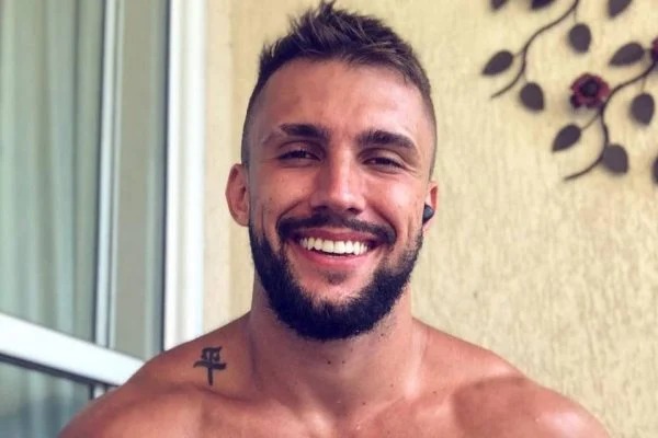 Esquerdista, ex-BBB Arthur diz que desejar a morte de Bolsonaro é “doentio”