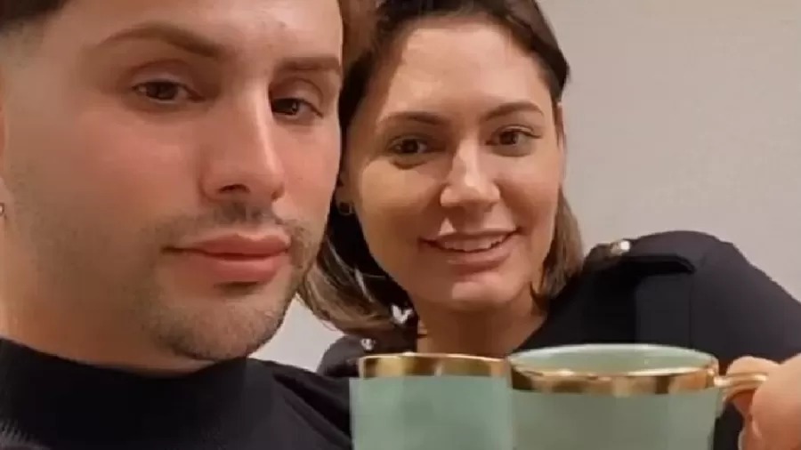 Michelle recebe maquiador no hospital e posta foto de Bolsonaro e paciente