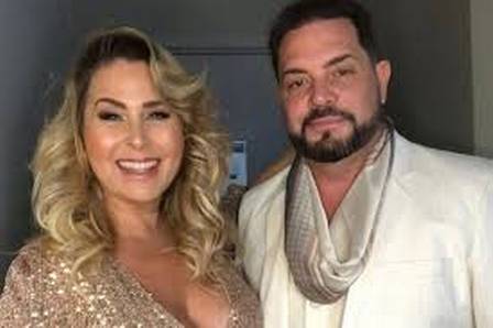 Cantor cita "heterofobia" após vídeo polêmico com a mulher, ex-paquita