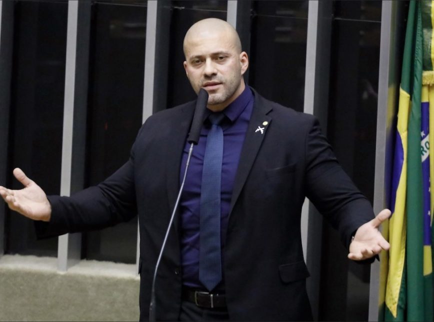 Daniel Silveira diz que cachorro roeu carregador de sua tornozeleira