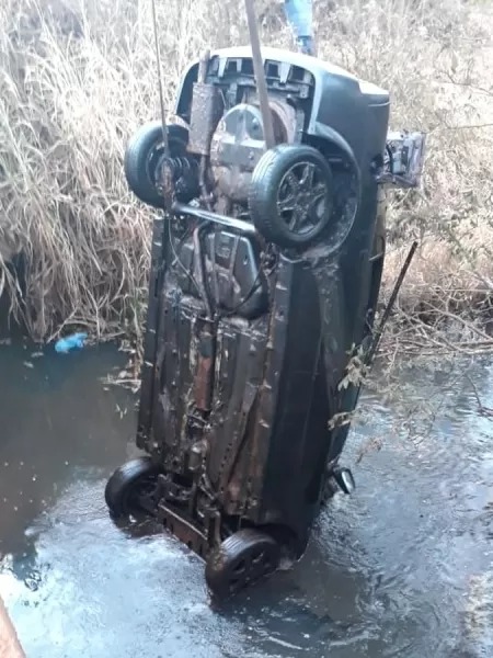 Carro desaparecido em 2014 surge em rio com ossada humana em SP