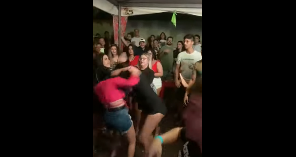 VÍDEO: Festa em bar acaba com mulheres brigando em Mossoró