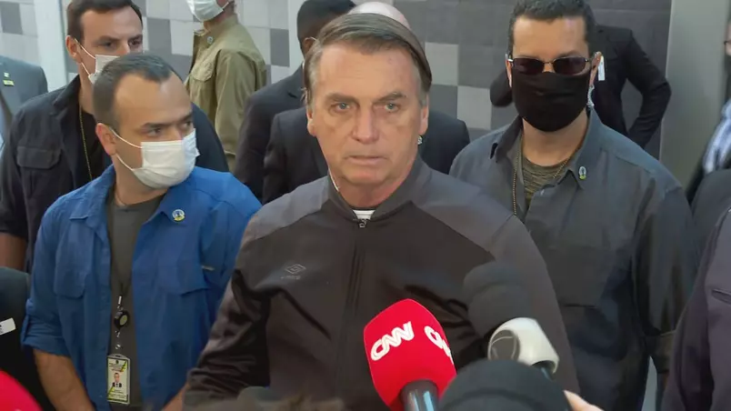 Após receber alta, Bolsonaro deixa hospital em São Paulo
