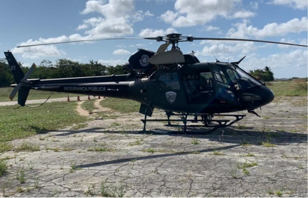 Vídeo: Helicóptero da polícia procura pelos fugitivos de Alcaçuz na Lagoa de Arituba