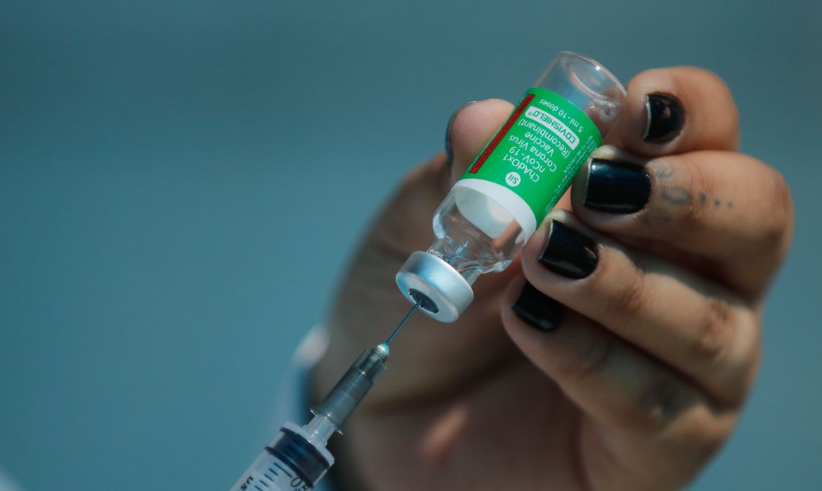 Anvisa autoriza estudo com 3ª dose de vacina da AstraZeneca; veja quem pode participar