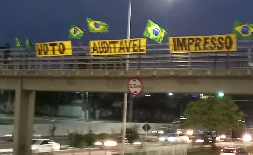 Grupo acusa estudante da UFRN de agredir manifestantes pró-voto impresso