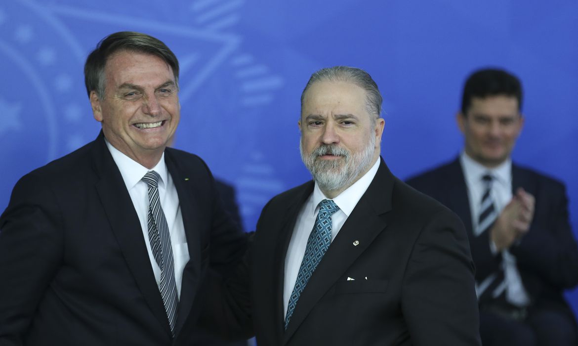 Bolsonaro decide reconduzir Aras na PGR; Senado precisa aprovar