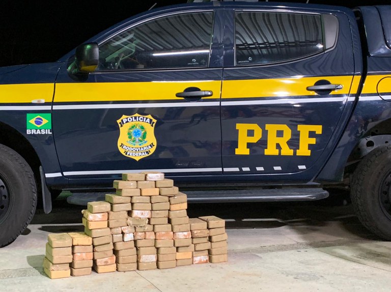 PRF acha droga avaliada em R$ 10 milhões em compartimento falso de carro no RN; homem é preso