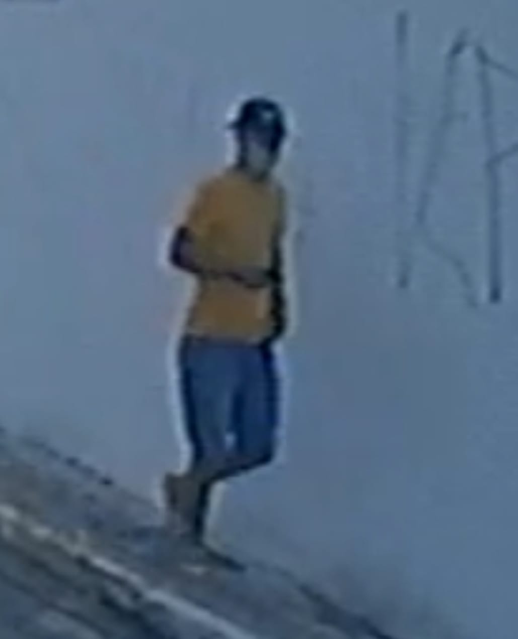 Polícia divulga imagens de suspeito de roubar veículo no centro de Natal