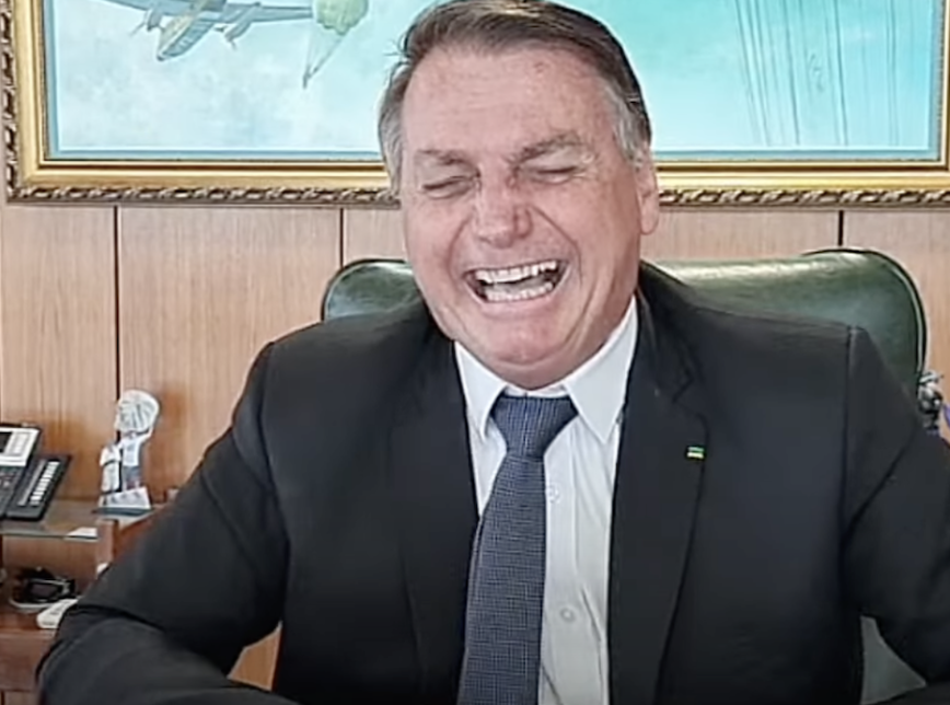 VÍDEO: Bolsonaro diz que “ivermectina mata bichas” e dá gargalhada em entrevista