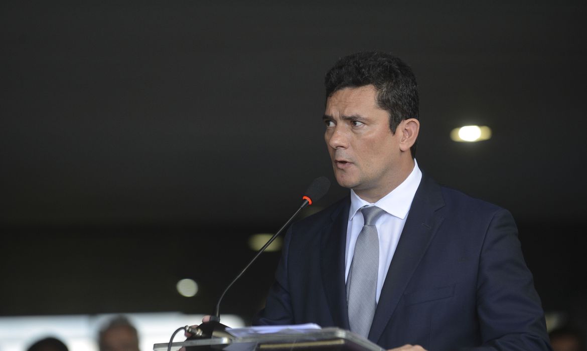 Presidente do Podemos oferece vaga no Senado a Moro como alternativa