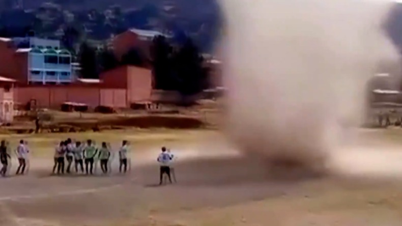 VÍDEO: Redemoinho invade campo de futebol amador na Bolívia