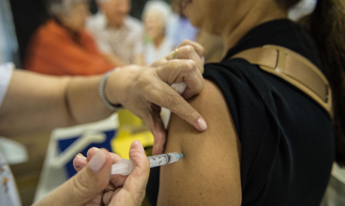 Vacinas da Oxford e Pfizer funcionam contra cepa Delta, confirma estudo