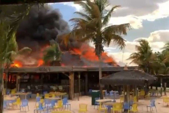VÍDEO: Incêndio de grandes proporções atinge parque aquático