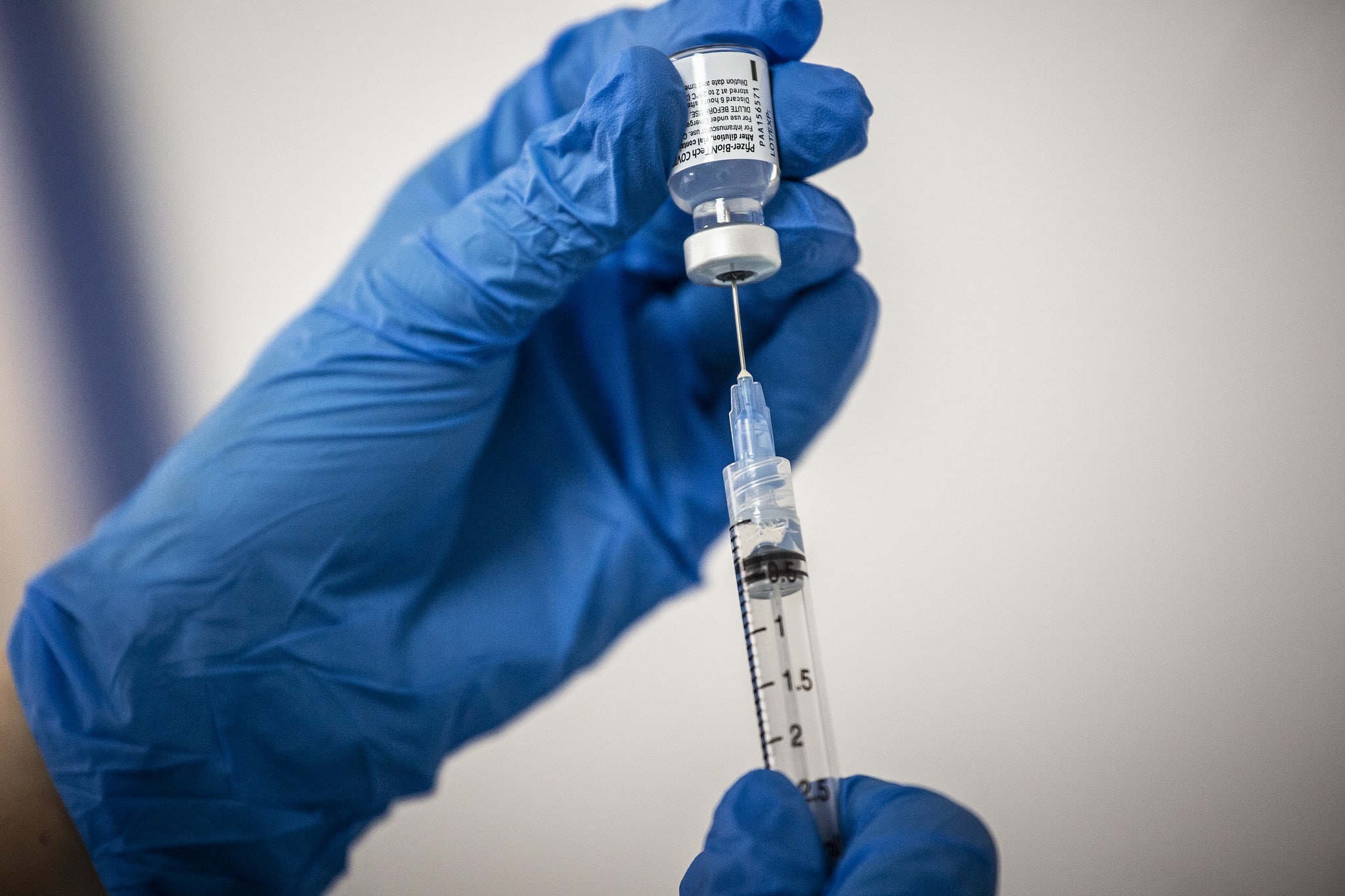 Intervalo maior de doses da vacina Pfizer aumenta níveis de anticorpos