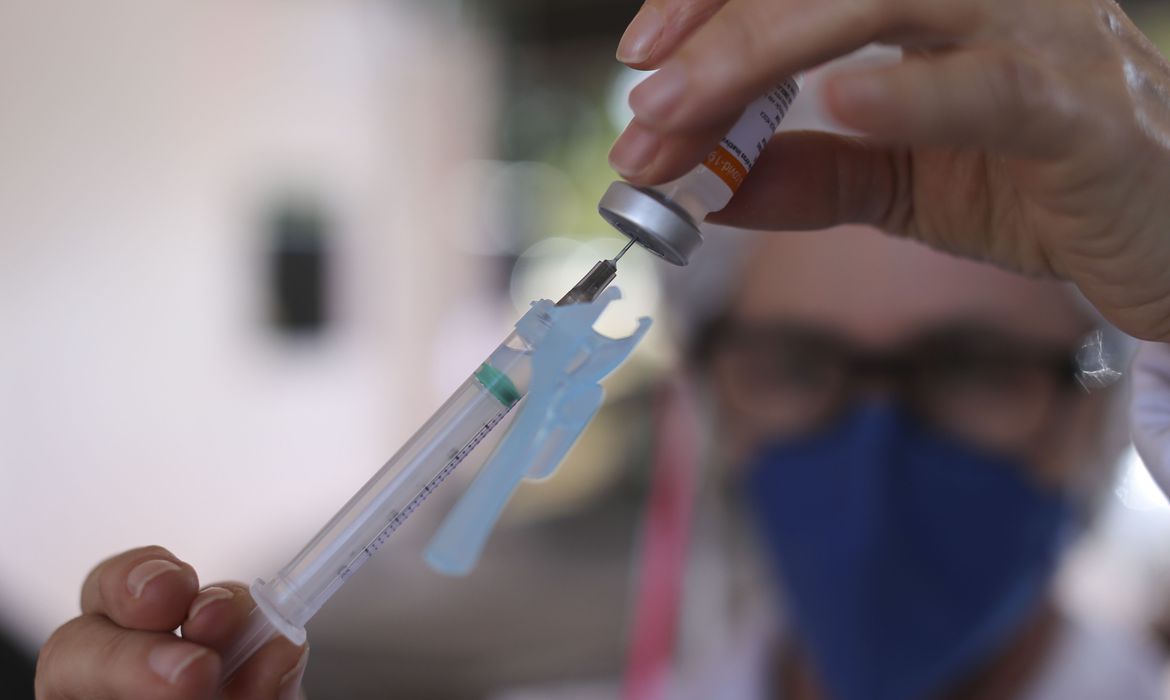 Natal vacina público de 32 anos neste final de semana