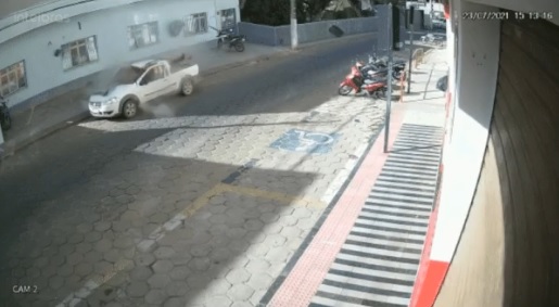 VÍDEO: Carro estacionado explode e motorista sai ileso; assista