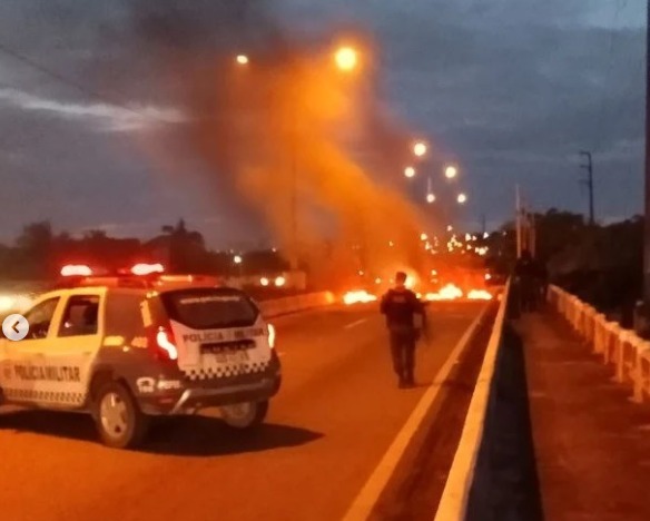 Grupo ateia fogo em pneus e bloqueia Ponte de Igapó em Natal
