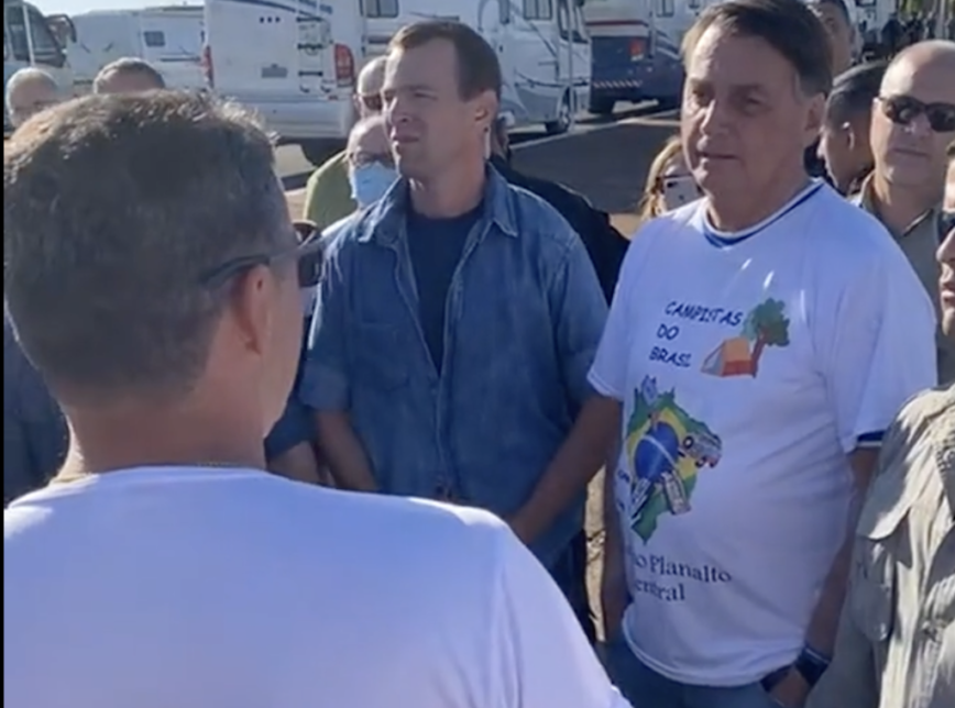 Bolsonaro diz que Brasil teria menos mortes se ele coordenasse combate à pandemia