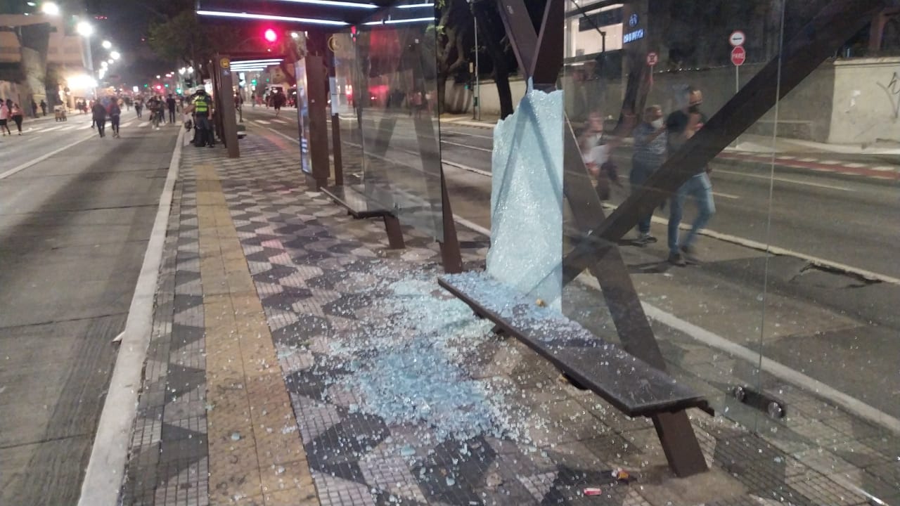 VÍDEO: Agência bancária é destruída por vândalos em protesto contra Bolsonaro em SP