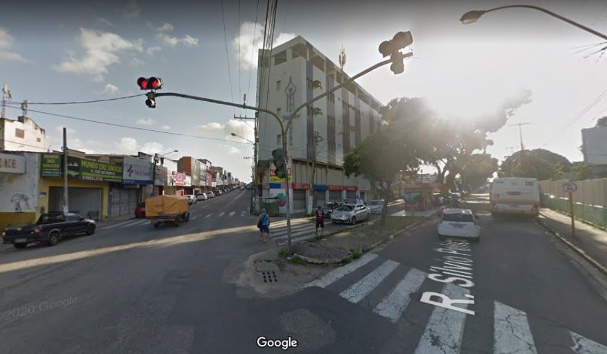 Motorista capota ao bater em dois carros e é preso por embriaguez ao volante em Natal