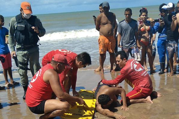 VÍDEO: Banhista é atacado por tubarão em praia de Pernambuco