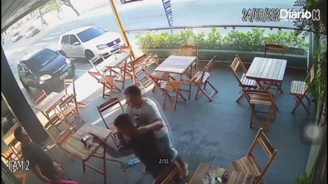 PMs são presos após se desafiarem em duelo por causa de pedido de amizade a namorada em rede social no...