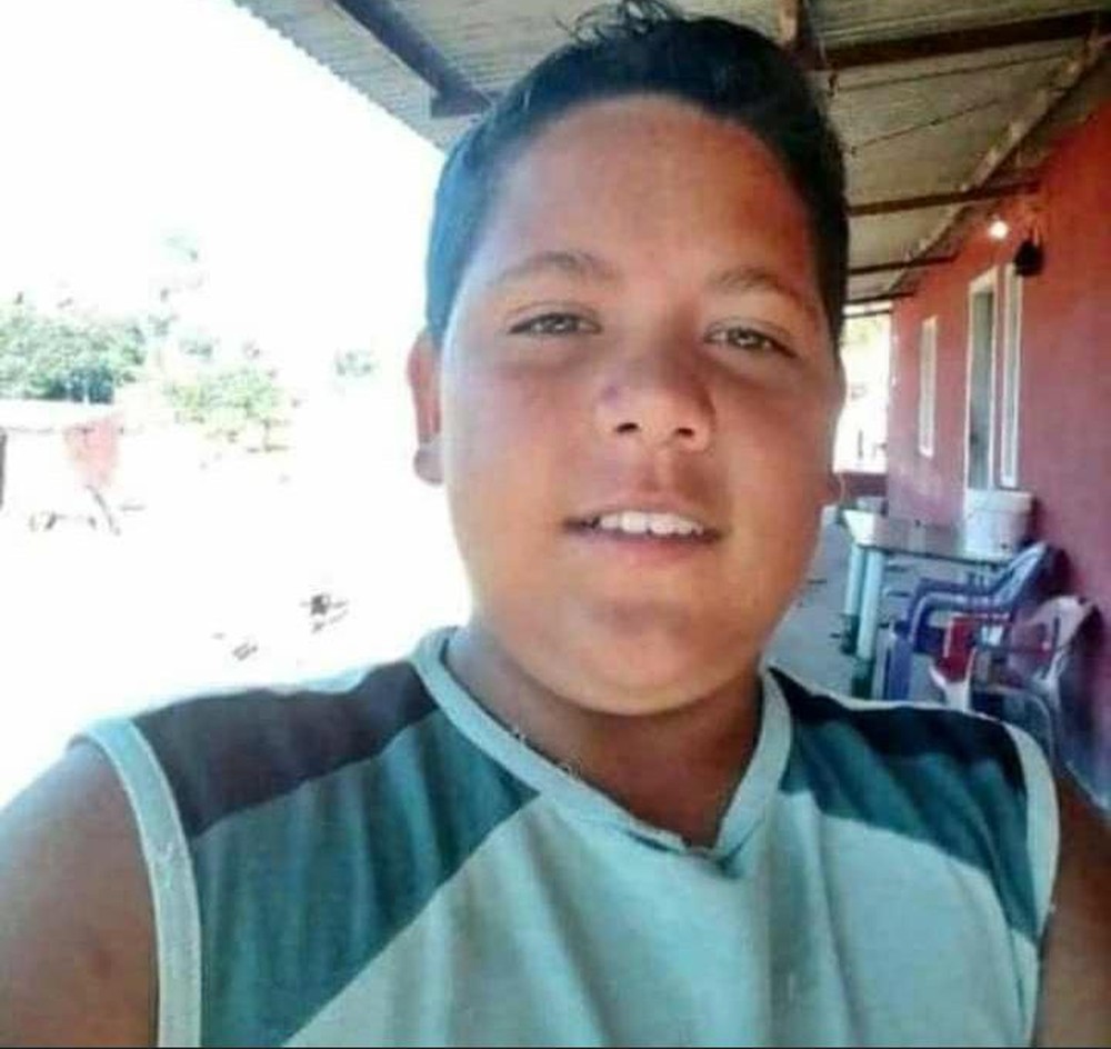 Menino de 13 anos é atingido por 14 tiros enquanto buscava primo para aniversário
