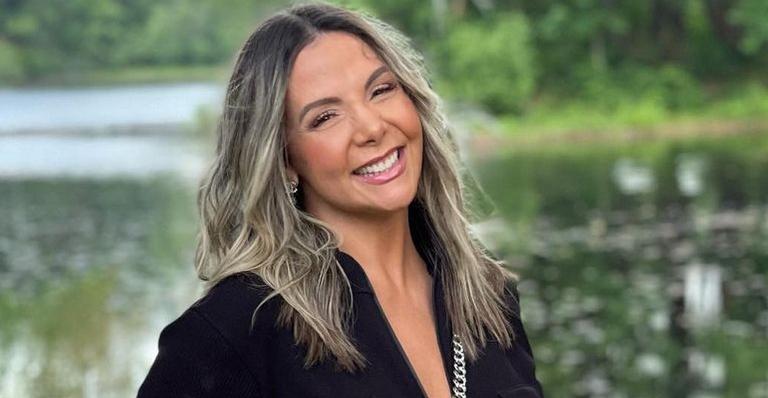 De biquíni, Carla Perez curte passeio de barco com a família e rouba a cena