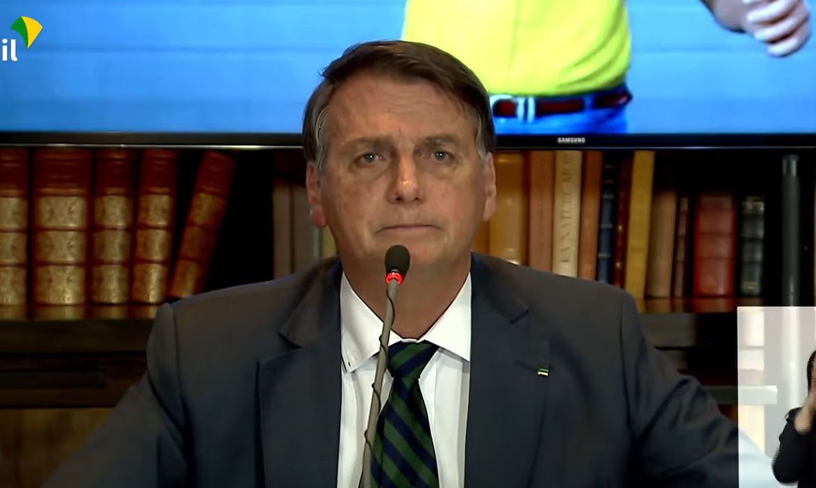 Bolsonaro faz live defendendo voto impresso e admite não ter provas de fraudes nas eleições
