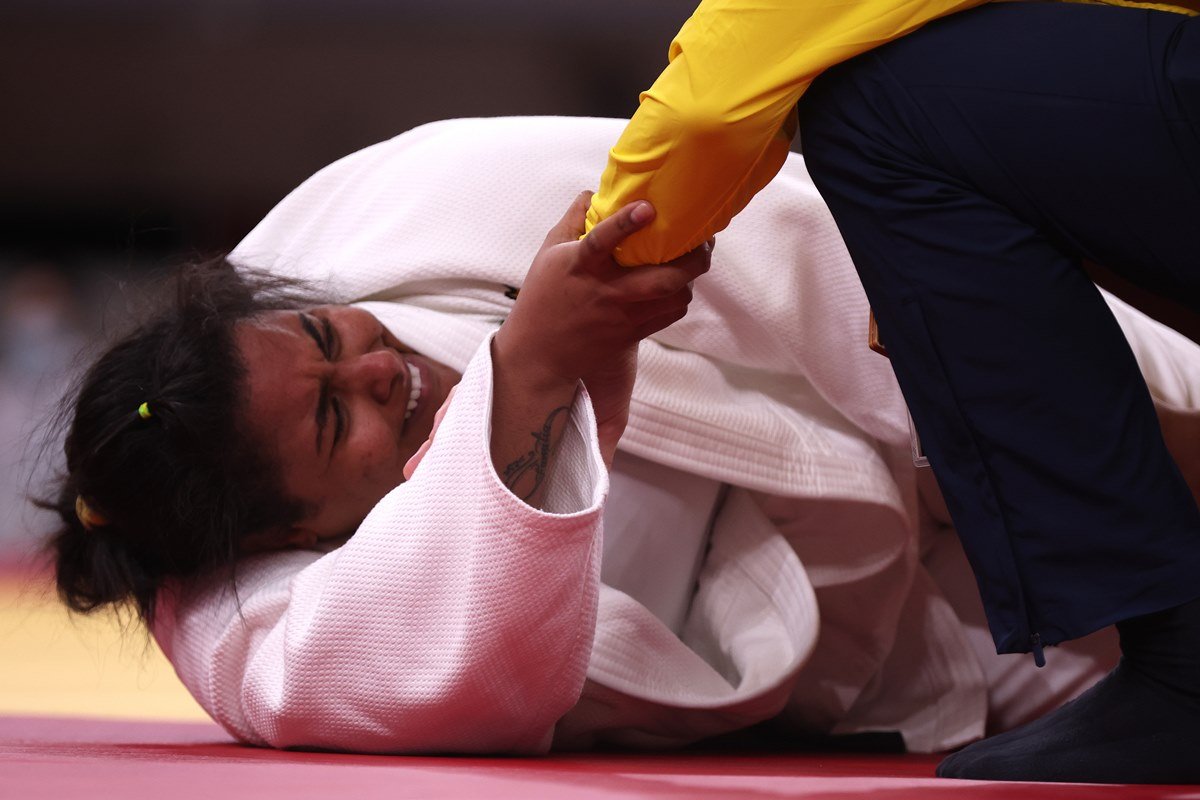 Atleta brasileira sai de maca nas quartas de final do judô e dá adeus à disputa individual