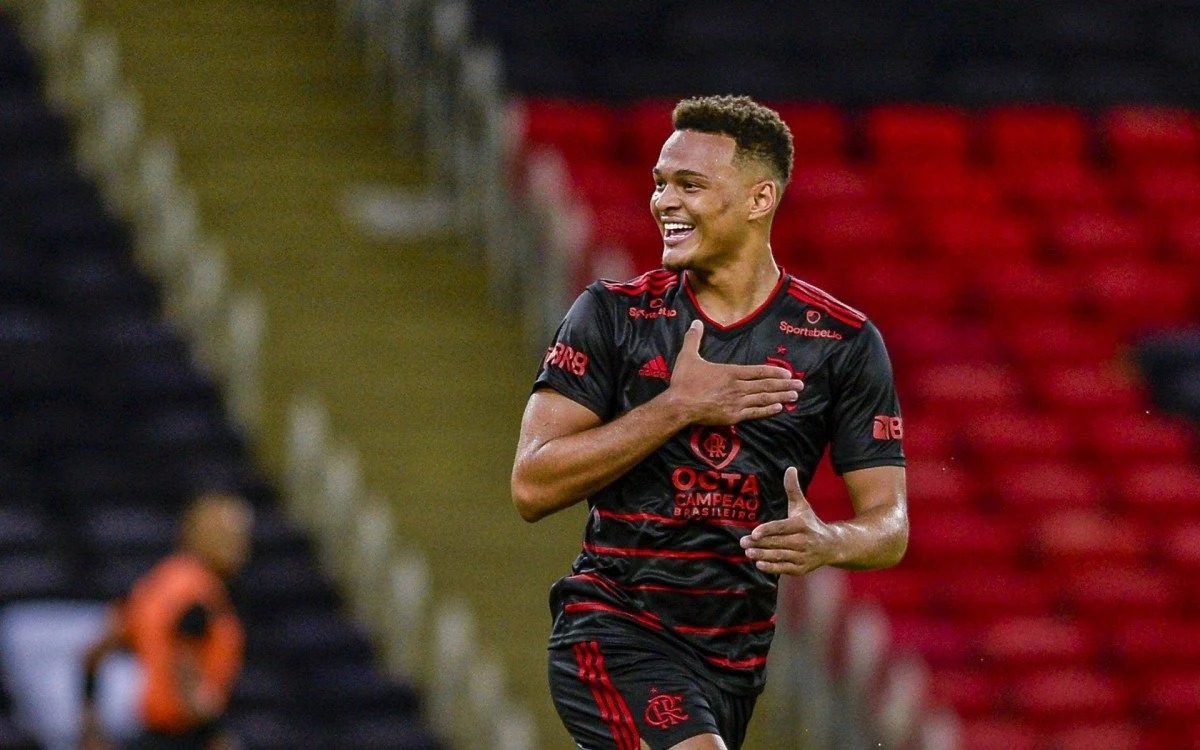 Flamengo vende revelação para o futebol inglês; negócio pode render R$ 50 milhões